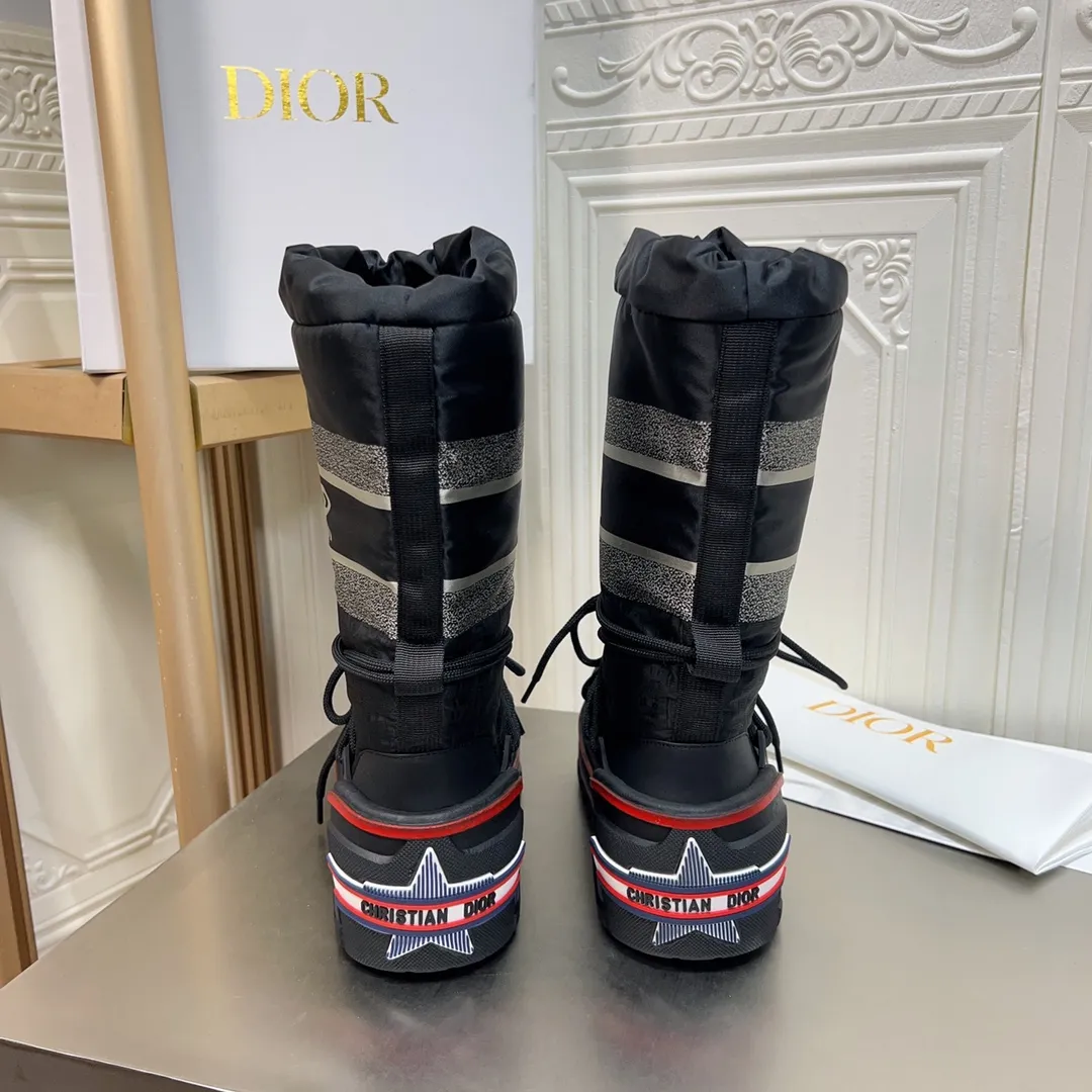 Men's shoes p600! The highest version on the market, Dior Dior's king style snow boots, ski boots, fat and cute, so cute →_→ from the DiorAlps limited series, unique. Shiny nylon Oblique print upper with criss-cross straps for an ideal fit. The technical fabric of the boot shaft, short-cut version, can be worn in the city or in the mountains. It makes the calf slimmer and taller, warm and concave. The boot shaft and sole are made of original waterproof padded lining. The embroidered fabric is original star ⭐ rubber non-slip thick sole and multi-module combination outsole. The size is 35-40. 41Customized